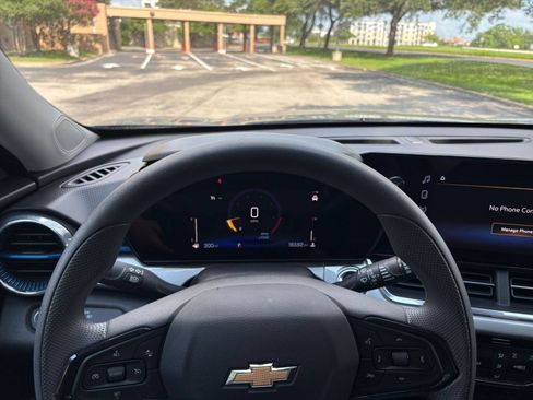 Used 2025 Chevrolet Trax LT FWD image 29