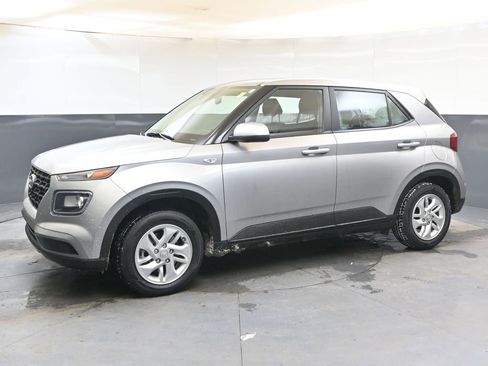 Certified 2023 Hyundai Venue SE image 2