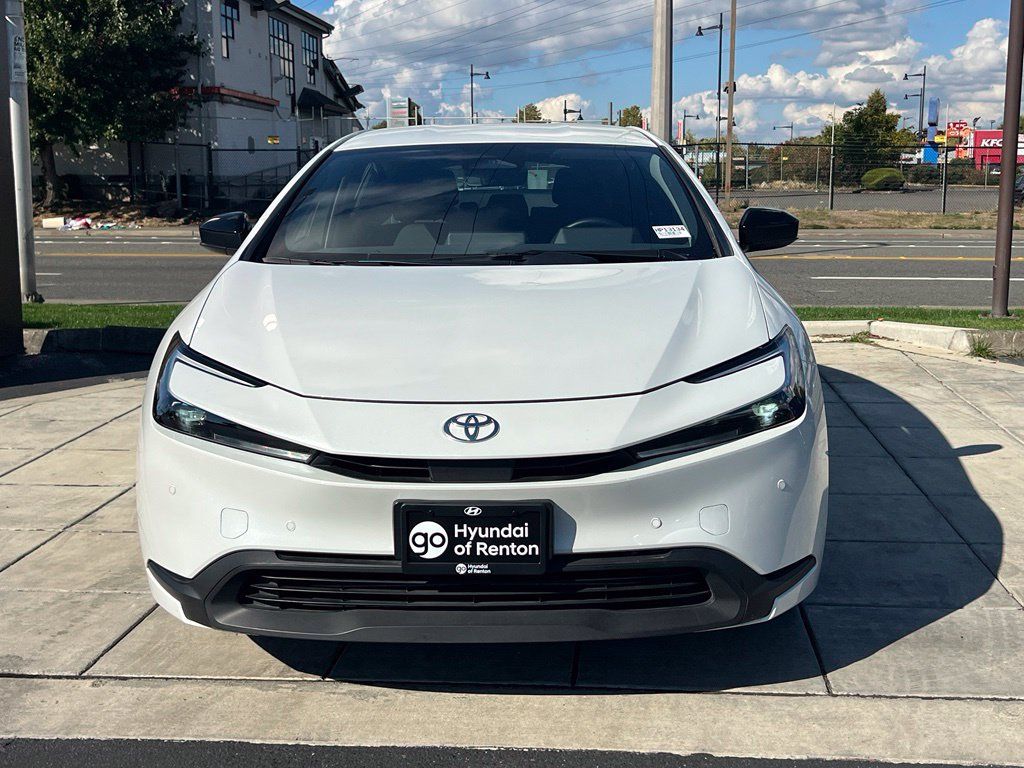 Used 2025 Toyota Prius LE FWD image 4