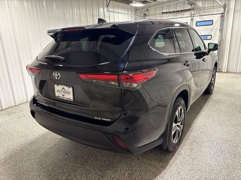 Used 2021 Toyota Highlander XLE AWD/4WD image 4