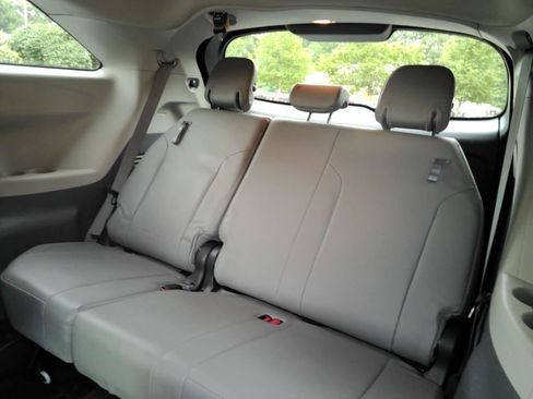 Used 2022 Toyota Sienna XLE AWD/4WD image 15