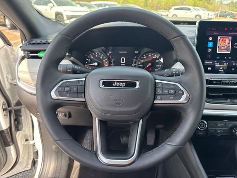 Used 2025 Jeep Compass Limited image 23