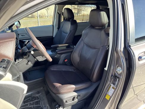 Used 2022 Toyota Sienna Platinum image 11