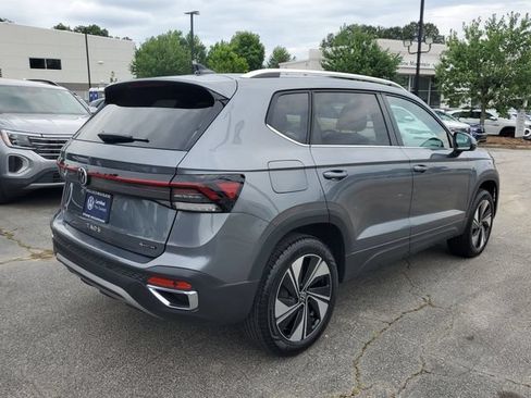 Used 2025 Volkswagen Taos SE w/ Panoramic Sunroof Package AWD/4WD image 4