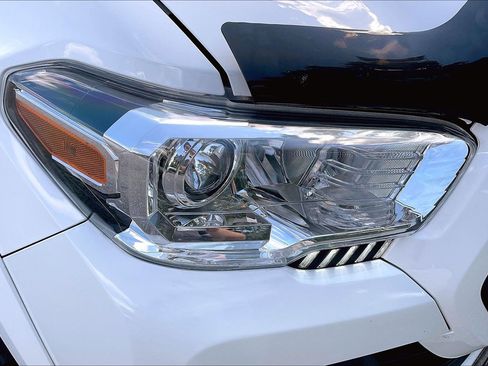Used 2022 Toyota Tacoma SR5 AWD/4WD image 27