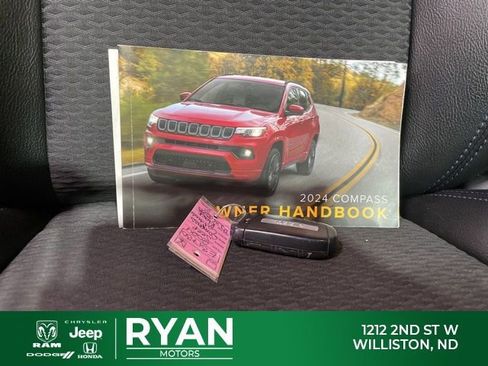 Used 2024 Jeep Compass Latitude AWD/4WD image 35