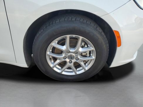 Used 2023 Chrysler Pacifica Touring-L image 7