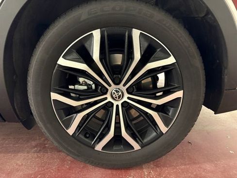 Used 2023 Toyota Crown Limited image 31