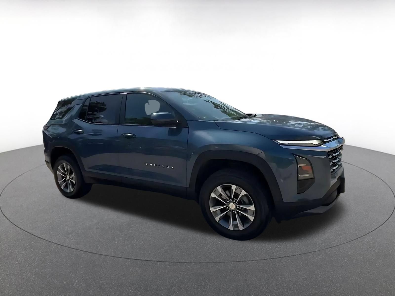 Used 2025 Chevrolet Equinox LT FWD image 2