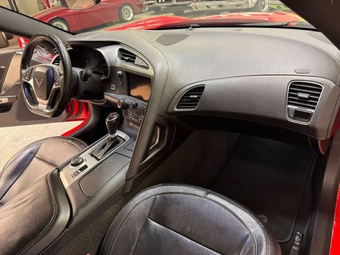 Used 2019 Chevrolet Corvette Stingray Coupe w/ 1LT RWD image 32
