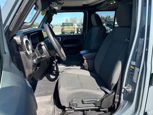 Used 2024 Jeep Wrangler Unlimited image 9