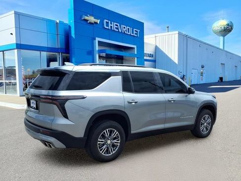 Used 2025 Chevrolet Traverse LT AWD/4WD image 3