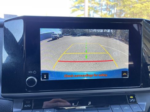 Used 2025 Toyota Camry SE w/ Convenience Package image 11