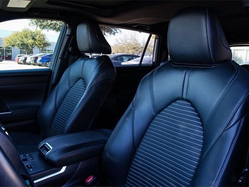 Used 2023 Toyota Highlander XSE image 11