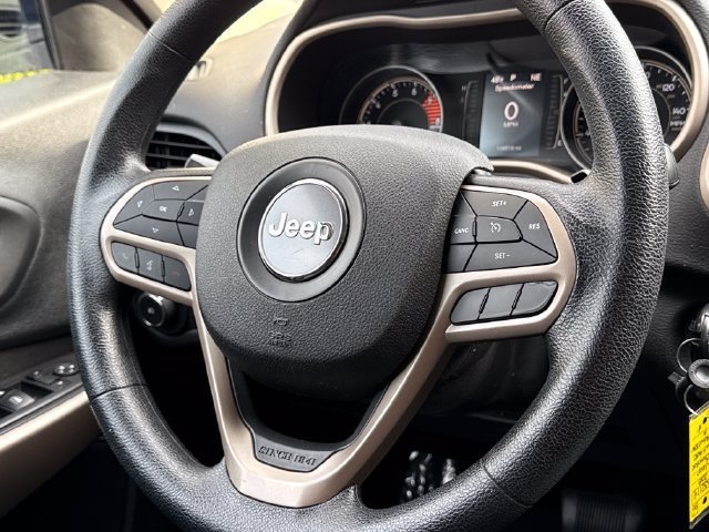 Used 2018 Jeep Cherokee Latitude AWD/4WD image 12