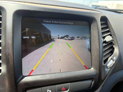 Used 2018 Jeep Cherokee Limited w/ Trailer Tow Group AWD/4WD image 17