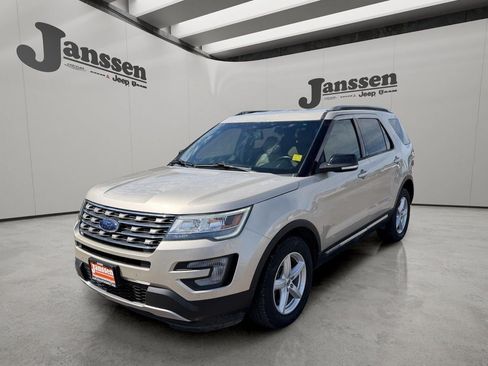 Used 2017 Ford Explorer XLT w/ Equipment Group 202A AWD/4WD image 7