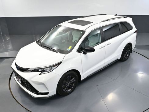 Used 2024 Toyota Sienna XSE AWD/4WD image 59