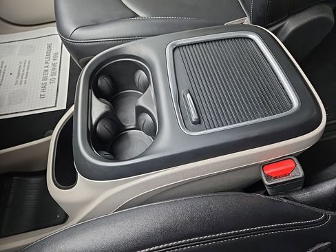 Used 2024 Chrysler Pacifica Touring-L image 61