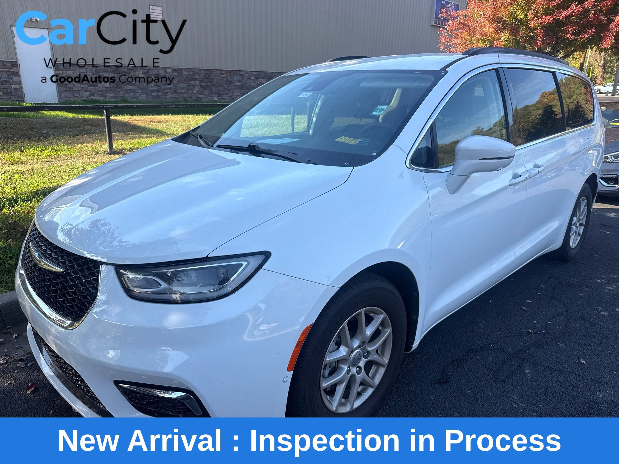 Used 2022 Chrysler Pacifica Touring-L w/ Uconnect Theater Family Group FWD image 1