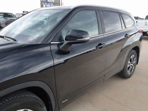 Used 2023 Toyota Highlander XLE AWD/4WD image 7