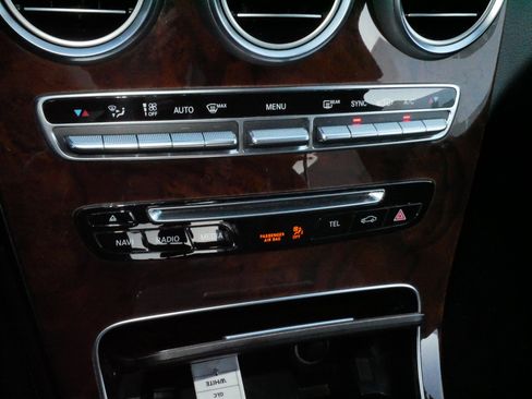 Used 2017 Mercedes-Benz GLC 300 4MATIC image 24