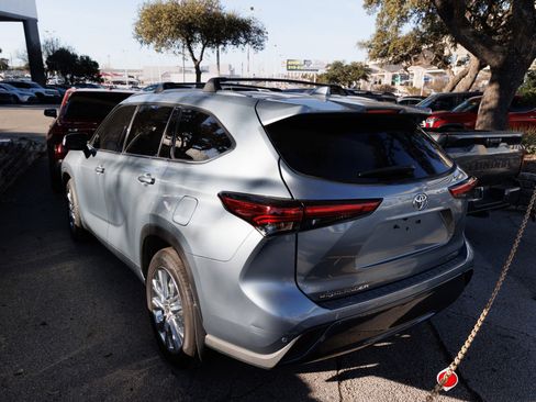 Used 2023 Toyota Highlander Limited image 4