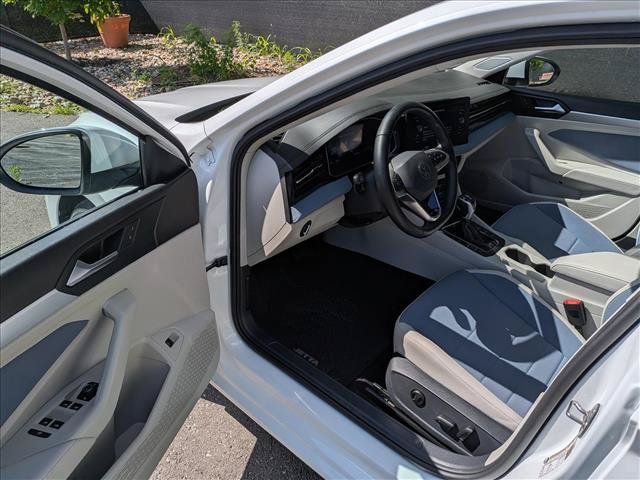 Certified 2025 Volkswagen Jetta SE w/ Sunroof Package FWD image 21