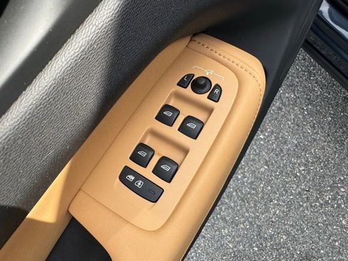 Used 2022 Volvo XC60 B5 Inscription w/ Climate Package image 17