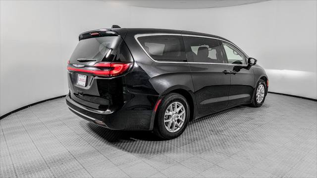 Used 2024 Chrysler Pacifica Touring-L FWD image 8