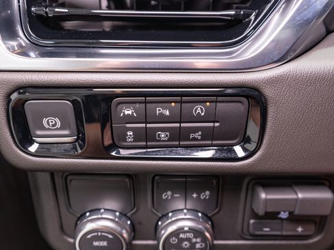 Used 2025 GMC Yukon Denali w/ Denali Reserve Package RWD image 32