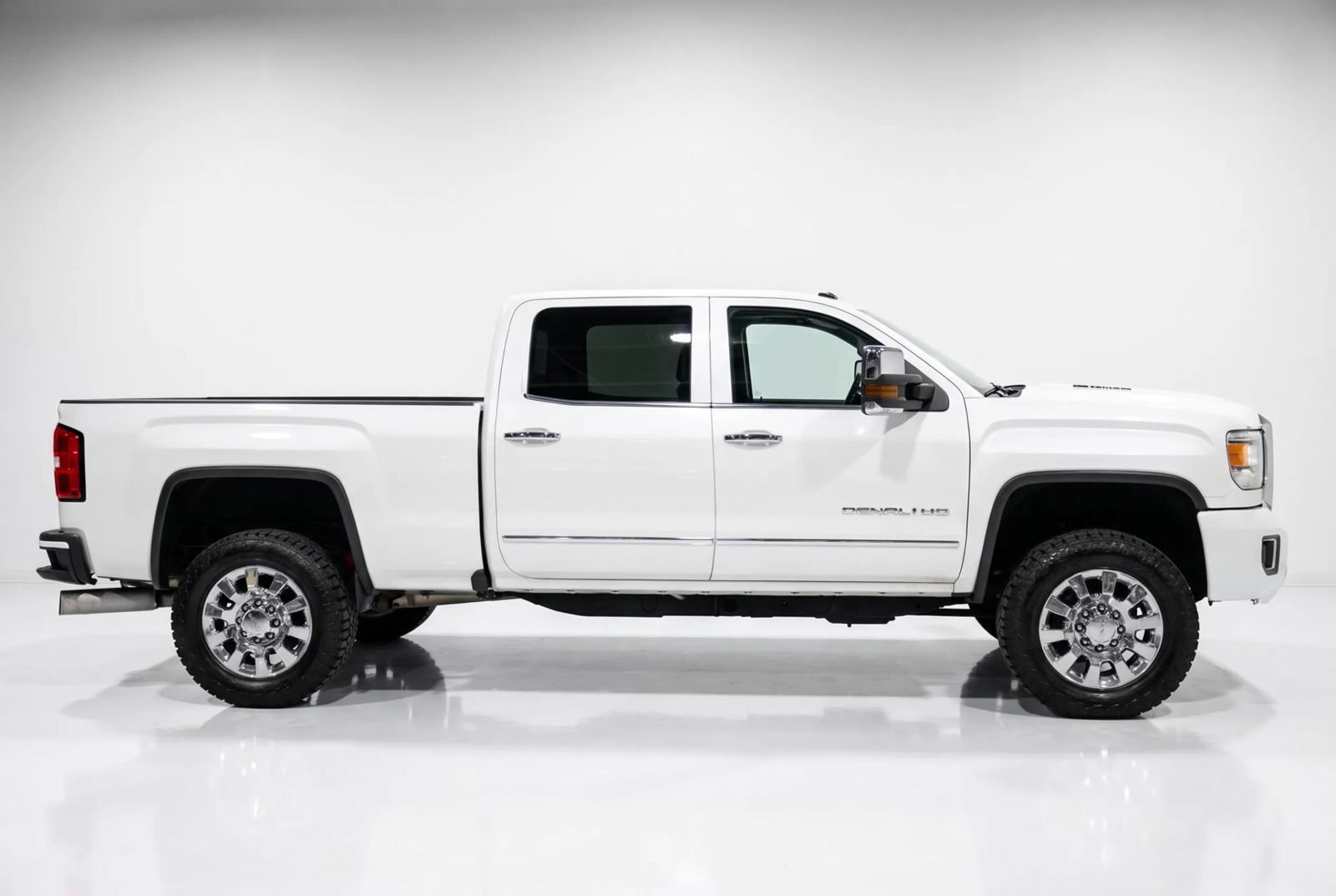 Used 2016 GMC Sierra 2500 Denali w/ Duramax Plus Package AWD/4WD image 3