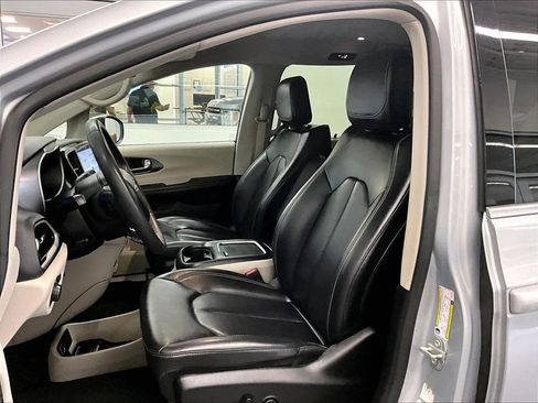 Used 2023 Chrysler Pacifica Touring-L FWD image 10