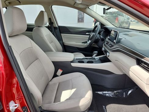 Used 2025 Nissan Altima 2.5 SV image 10