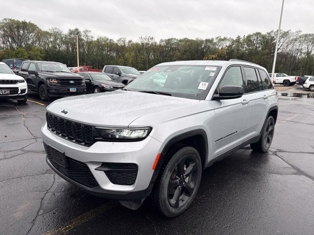 Used 2024 Jeep Grand Cherokee Altitude AWD/4WD image 3
