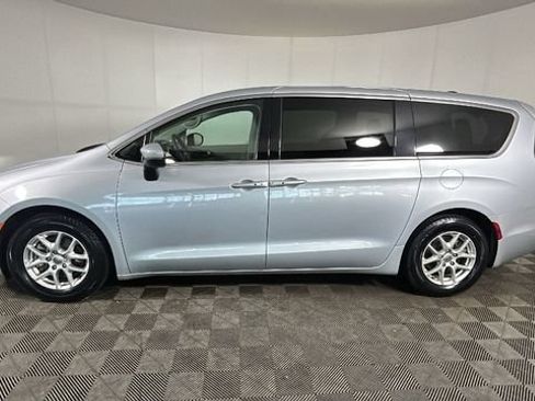 Used 2023 Chrysler Pacifica Touring-L FWD image 5