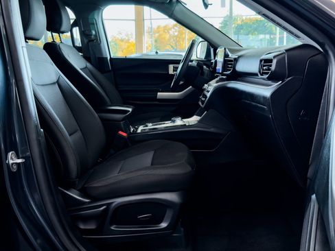 Used 2023 Ford Explorer XLT image 32