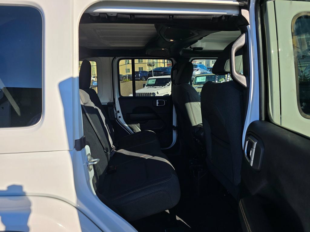 Used 2025 Jeep Wrangler Unlimited Sahara AWD/4WD image 13