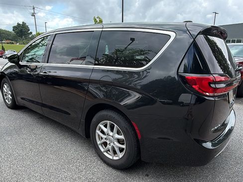 Used 2024 Chrysler Pacifica Touring-L FWD image 10