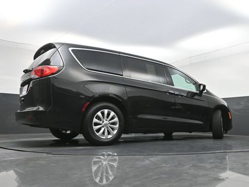 Used 2017 Chrysler Pacifica Touring w/ Tire & Wheel Group FWD image 28