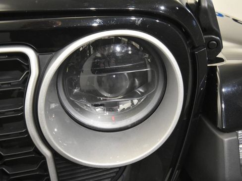 Used 2025 Jeep Wrangler Unlimited Sahara image 9