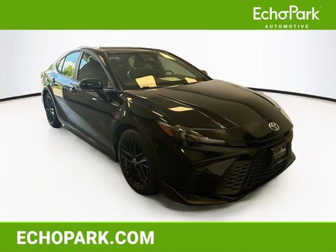 Used 2025 Toyota Camry SE FWD image 1