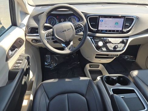 Certified 2024 Chrysler Pacifica Touring-L FWD image 22