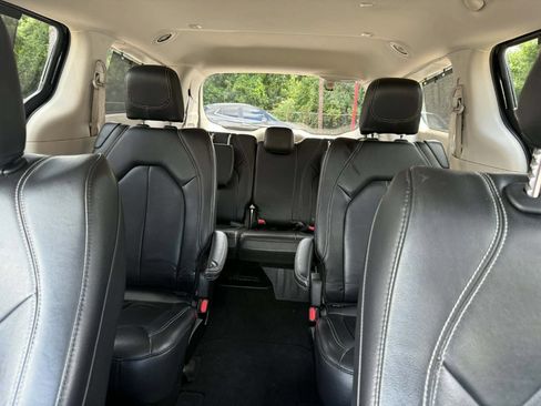 Used 2022 Chrysler Pacifica Touring-L FWD image 19