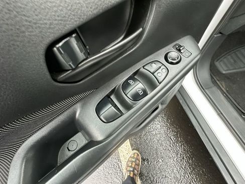 Used 2020 Nissan Kicks S image 17