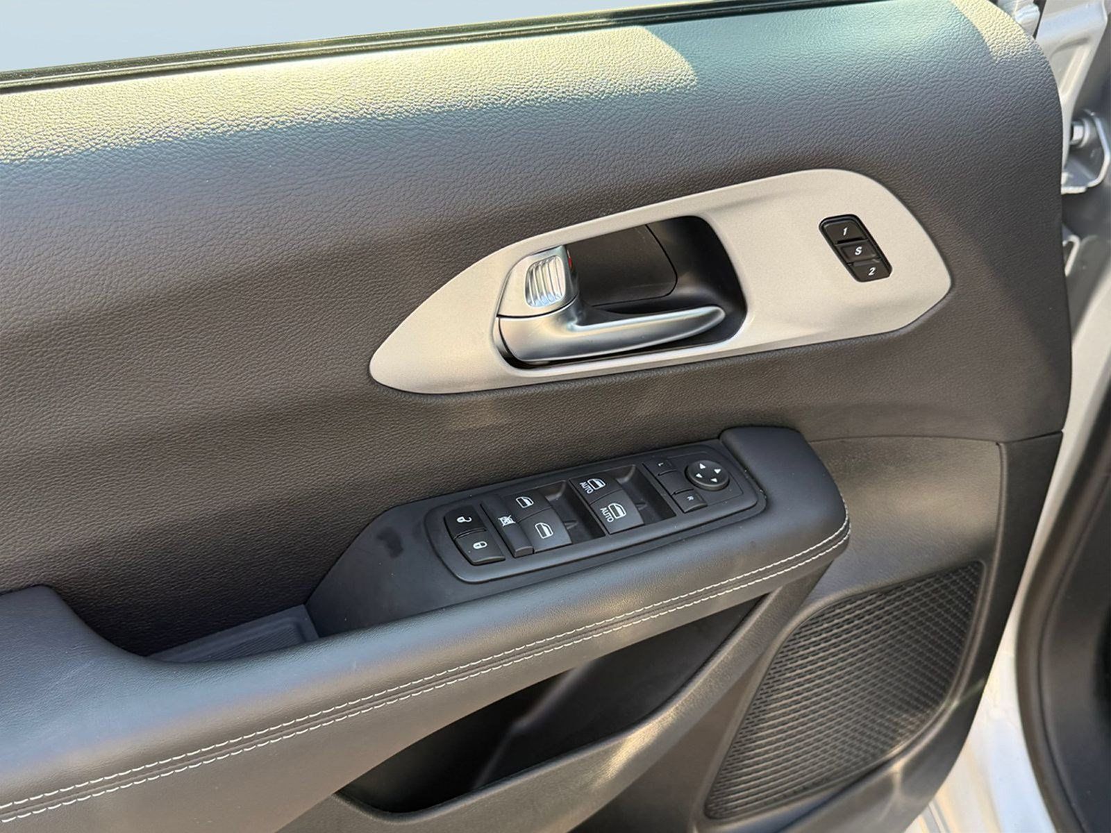 Used 2024 Chrysler Pacifica Touring-L w/ S Appearance Package FWD image 17