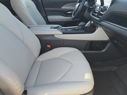 Used 2025 Toyota Grand Highlander XLE image 15