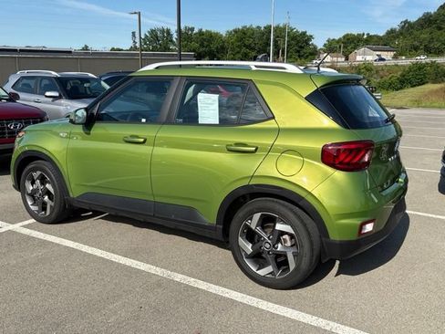 Used 2023 Hyundai Venue SEL FWD image 3