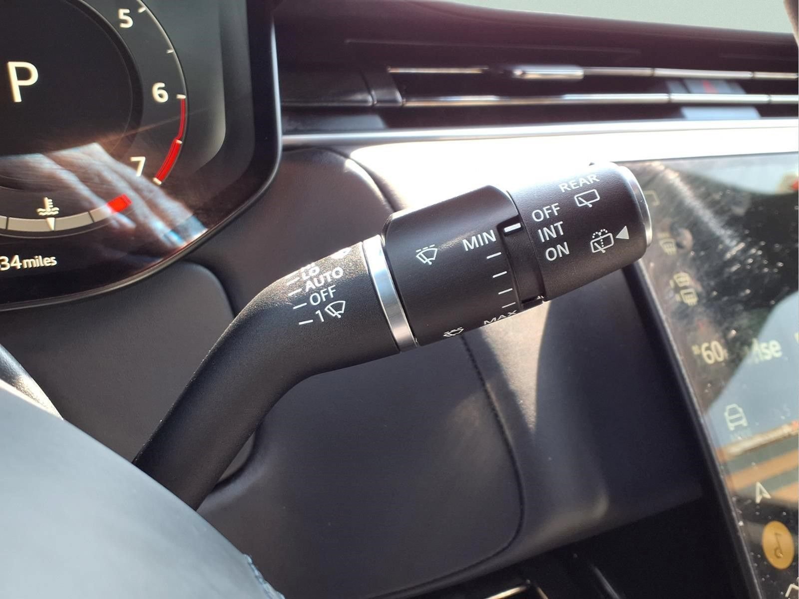 Used 2025 Land Rover Range Rover Sport SE AWD/4WD image 25
