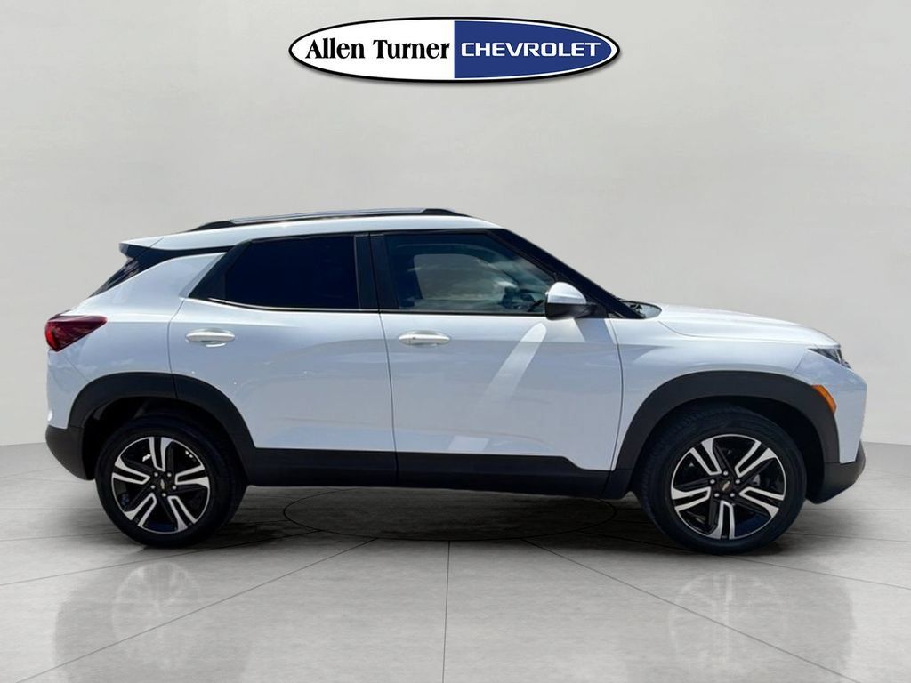 Used 2023 Chevrolet TrailBlazer LT FWD image 3